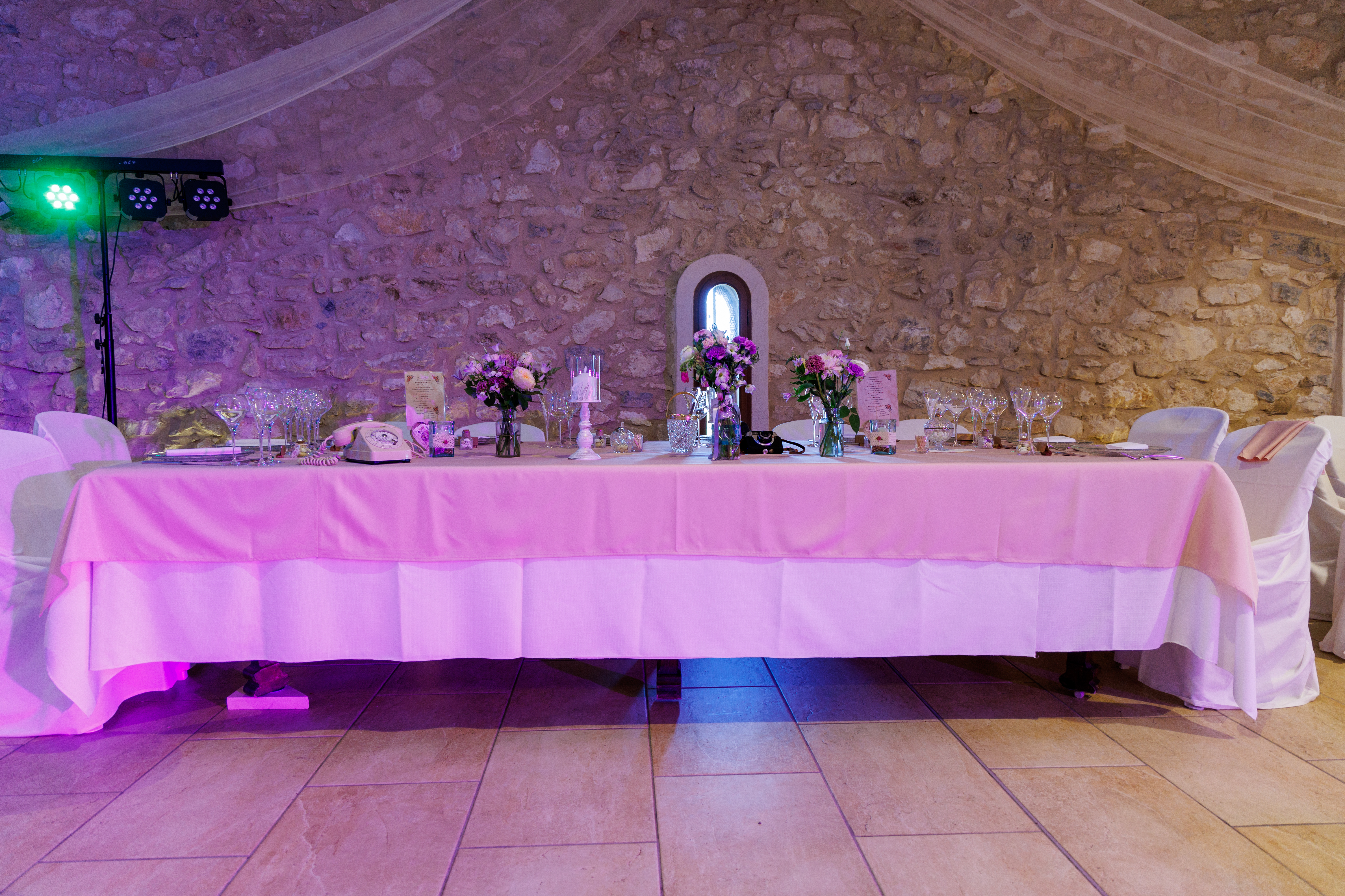 Location salle pour mariage à Narbonne : nous vous proposons 3 salles pouvant contenir de 70 à 200 personnes, en pleine nature, à deux minutes de la sortie d'autoroute de Narbonne centre.