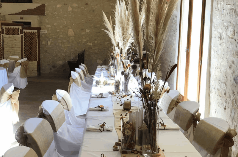 Vous recherchez une salle pour une réunion de famille : anniversaire, fête, communion, deuil, etc. Le domaine de petite vigne est idéalement placé.