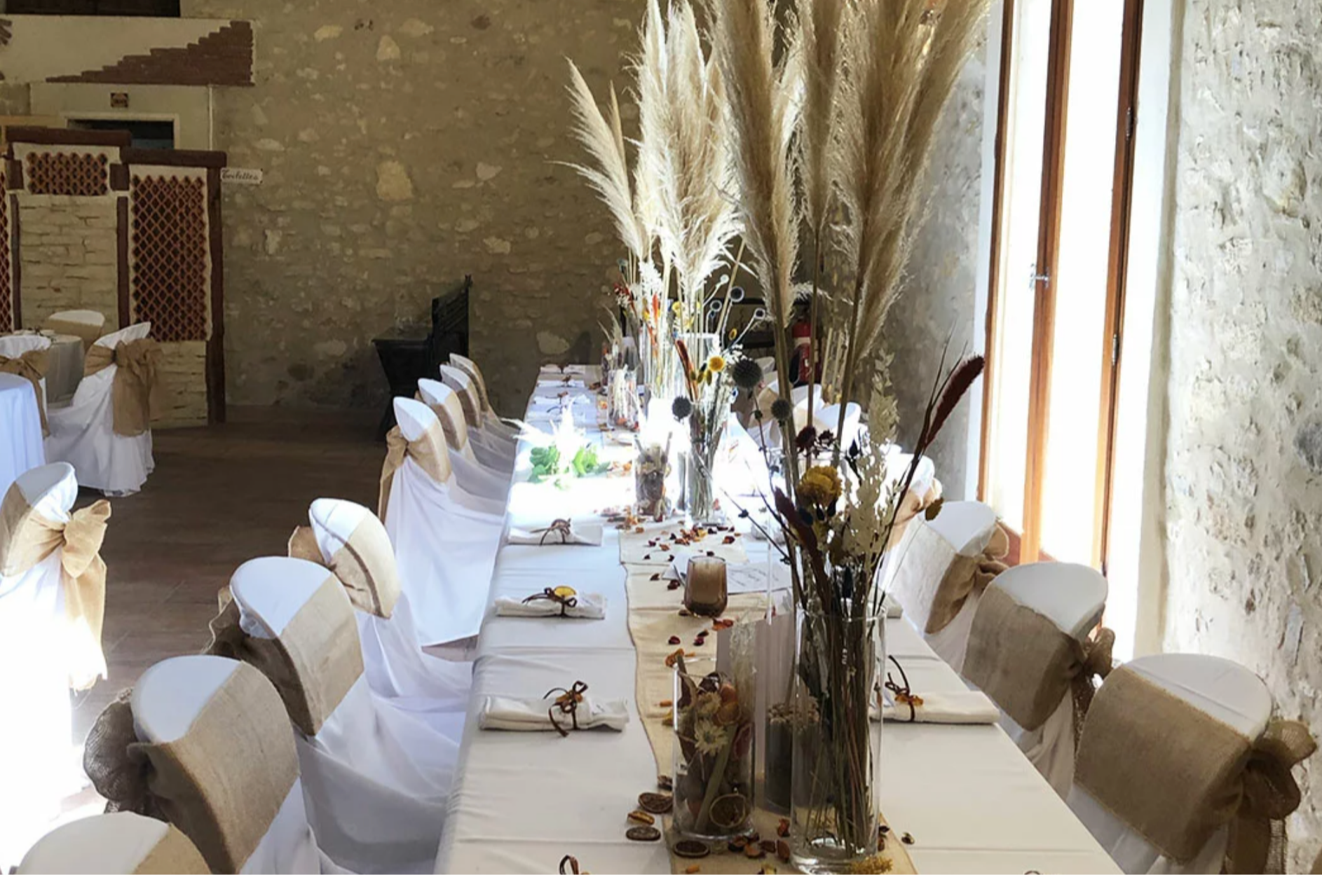 Vous recherchez une salle pour une réunion de famille : anniversaire, fête, communion, deuil, etc. Le domaine de petite vigne est idéalement placé.