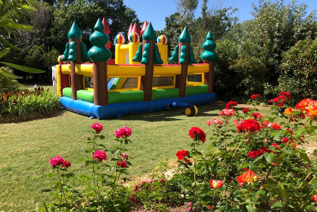 Jeux gonflables pour enfants dans le parc
